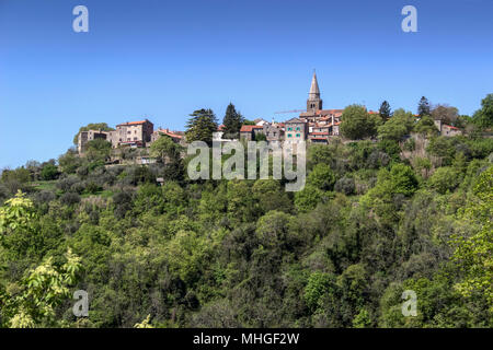 Grisignana (Groznjan), Istria centrale (Istra), Croazia - una piccola e pittoresca cittadina medievale situata sulla cima di una collina Foto Stock