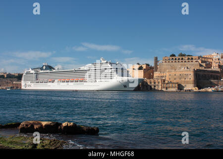 La nave da crociera o liner MSC Orchestra in Malta il Grand Harbour accanto alle fortificazioni di la Valletta. Viaggi e turismo nel Mar Mediterraneo. Foto Stock