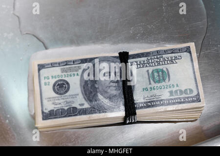 Fascio di cento-Dollar Bills congelate in ghiaccio Foto Stock