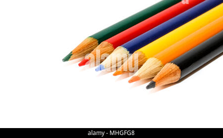 Piccole colorate matite a colori verde, rosso, blu, giallo, arancio e nero, allineati fianco a fianco in un primo piano foto macro isolato su una perfetta whi Foto Stock