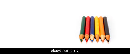 Piccole colorate matite a colori verde, rosso, blu, giallo, arancio e nero, allineati fianco a fianco in un primo piano foto macro isolato su una perfetta whi Foto Stock