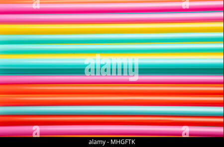 Pila di plastica colorata cannucce potabile sfondo vista superiore di immagine di alta qualità Foto Stock