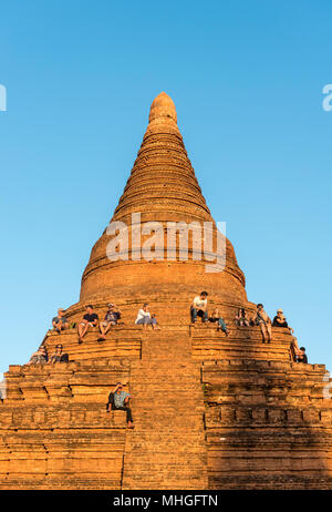 I turisti guardare il tramonto da uno stupa di Bagan, Myanmar (Birmania) Foto Stock