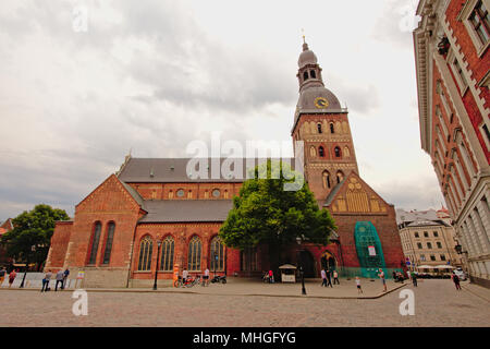 Cattedrale di Riga, Lettonia, in una giornata di sole con cielo blu chiaro, bassa prospettiva, ampio angolo Foto Stock