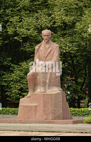 La scultura in marmo del poeta Rainis pseudonimo per Jānis Pliekšāns, in un parco a Riga Foto Stock