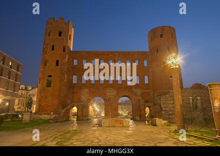 Torino - La Porta Palatina (Porta Palatina) al tramonto. Foto Stock