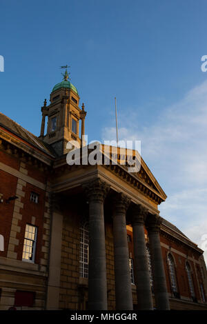 Town Hall brillando con il bordo di un gennaio la luce del tramonto in Peterborough, Regno Unito. Foto Stock