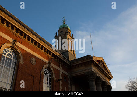 Town Hall brillando con il bordo di un gennaio la luce del tramonto in Peterborough, Regno Unito. Foto Stock