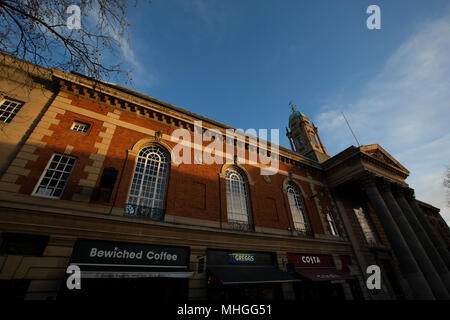 Town Hall brillando con il bordo di un gennaio la luce del tramonto in Peterborough, Regno Unito. Foto Stock