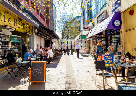 Strada pedonale con al fresco di ristoranti e di caffetterie in estate, Lansdowne Row, Londra, Regno Unito Foto Stock