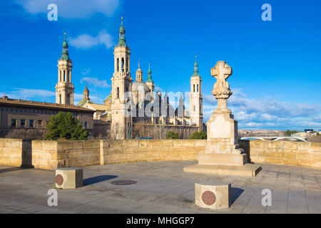 Zaragoza - Il ponte Puente de Piedra e la Basilica del Pilar nella luce del mattino. Foto Stock