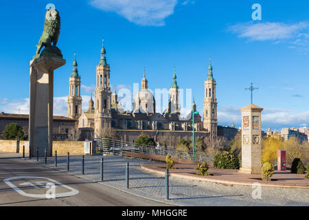 Zaragoza - Il ponte Puente de Piedra e la Basilica del Pilar nella luce del mattino. Foto Stock