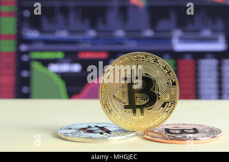 Oro bitcoin collocato sul pavimento in legno e digitali sullo sfondo grafico nel concetto di cryptocurrency idea per il design nel tuo lavoro. Foto Stock