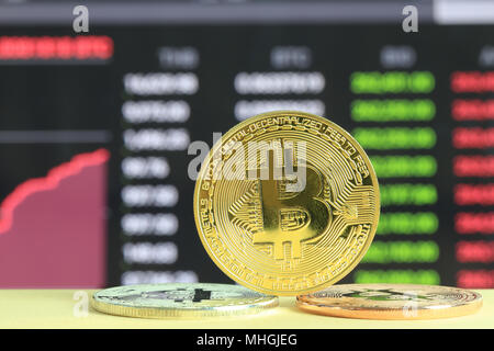 Oro bitcoin collocato sul pavimento in legno e digitali sullo sfondo grafico nel concetto di cryptocurrency idea per il design nel tuo lavoro. Foto Stock