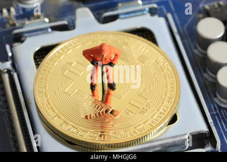 Modello di persone di minatori sono in piedi sulla gold bitcoin per la progettazione nel concetto digitale cryptocurrency o moneta bitcoin. Foto Stock