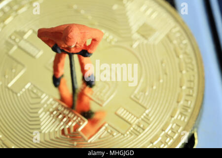 Modello di persone di minatori sono in piedi sulla gold bitcoin per la progettazione nel concetto digitale cryptocurrency o moneta bitcoin. Foto Stock