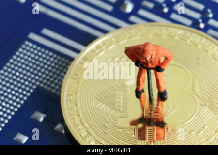 Modello di persone di minatori sono in piedi sulla gold bitcoin per la progettazione nel concetto digitale cryptocurrency o moneta bitcoin. Foto Stock