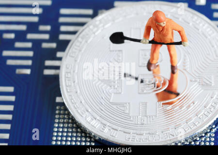 Modello di persone di minatori sono in piedi sul bitcoin argento per il design nel concetto digitale cryptocurrency o moneta bitcoin. Foto Stock