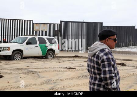 San Diego, Stati Uniti d'America. 30 apr, 2018. Un American Patrol auto è visto vicino al muro di confine tra Stati Uniti e Messico, a San Diego, Stati Uniti, 30 aprile 2018. Centinaia di America Centrale migranti arrivati in Messico città di confine Tijuana effettuando una richiesta di massa per noi asilo. Credito: Huang Heng/Xinhua/Alamy Live News Foto Stock
