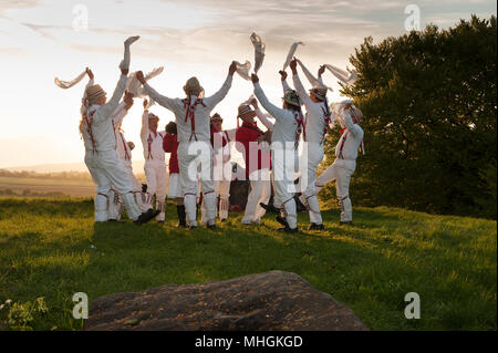 Pietre Coldrum, Kent, Regno Unito. Il 1 maggio, 2018. Beltane giorno di maggio, Hartley Morris uomini presso sunrise il 1 Maggio presso la Coldrum pietre, Kent. Morris il ballo è stato ridicolizzato come datato è tuttavia fare una gara in rimonta e diventando sempre più popolari con le generazioni più giovani. Credito: Yon Marsh/Alamy Live News Foto Stock