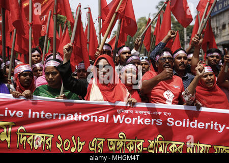 Aprile 30, 2018 - Dhaka, Bangladesh - Indumento lavoratori gridare slogan durante il rally al marchio può giorno o lavoratori internazionale giorno di Dhaka. (Credito Immagine: © Md. Mehedi Hasan via ZUMA filo) Foto Stock