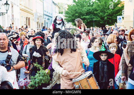 Praga Repubblica Ceca, Aprile 30, 2018 La sera di Valpurga, strega tradizionale la masterizzazione e la molla accogliente credito rituale: Markéta Bendová/Alamy Live News Foto Stock