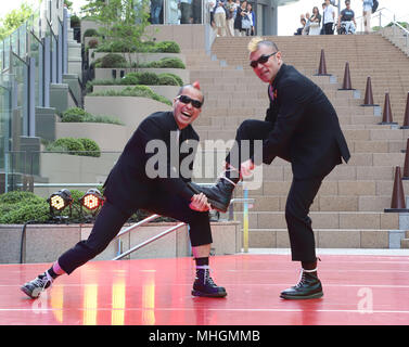 Tokyo, Giappone. Il 1 maggio, 2018. Giapponese silent commedia duo "Gamarjobat" membri Ketch (L) e Hiro-pon (R) eseguire al fuori fase di nuova apertura, il Tokyo Midtown Hibiya a Tokyo il Martedì, 1 maggio 2018. Il premiato pantomimers Attira acquirenti per una settimana lunga settimana d'oro vacanze in Giappone. Credito: Yoshio Tsunoda/AFLO/Alamy Live News Foto Stock