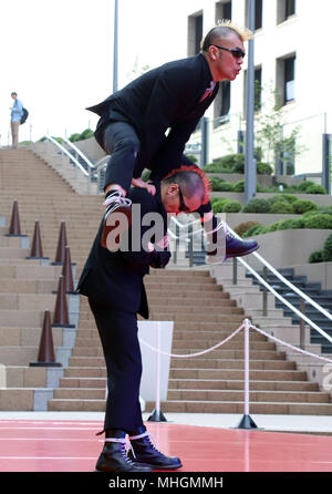 Tokyo, Giappone. Il 1 maggio, 2018. Giapponese silent commedia duo "Gamarjobat" membri Ketch (fondo) e Hiro-pon (top) eseguire al fuori fase di nuova apertura, il Tokyo Midtown Hibiya a Tokyo il Martedì, 1 maggio 2018. Il premiato pantomimers Attira acquirenti per una settimana lunga settimana d'oro vacanze in Giappone. Credito: Yoshio Tsunoda/AFLO/Alamy Live News Foto Stock