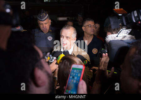 Sao Paulo, Sao Paulo, Brasile. Il 1 maggio, 2018. MARCIO FRANCA, governatore di Sao Paulo Stato, parla con i giornalisti dopo un incendio ha distrutto 2 edifici nel centro di Sao Paulo, Brasile, inizio martedì. Credito: Paulo Lopes/ZUMA filo/Alamy Live News Foto Stock