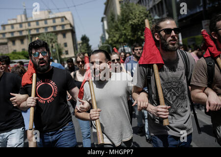 01 maggio 2018, Grecia, Atene: ai partecipanti del 01 maggio dimostrazione portando bandiere rosse e gridando paroles. I sindacati avevano chiamato per la dimostrazione. Foto: Baltagiannis Socrates/dpa Foto Stock