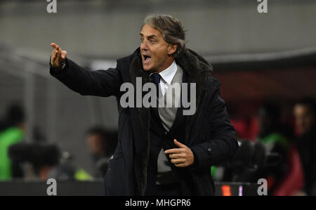 Archiviato - 08 marzo 2018, Germania, Lipsia: calcio, Europa League, RB Leipzig - Zenit San Pietroburgo, Red Bull Arena: San Pietroburgo's head coach Roberto Mancini dà ordini dagli spalti. Foto: Hendrik Schmidt/dpa-Zentralbild/dpa Foto Stock