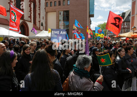 Francoforte, Germania. Il 1 maggio 2018. La sinistra turca e curda blocco marzo nella protesta. Diverse migliaia di membri dei sindacati e partiti di sinistra hanno marciato attraverso Francoforte sul loro tradizionali 1. Può protestare. Il mese di marzo si è conclusa con un rally al Romerberg, nel centro della parte vecchia di Francoforte davanti al Frankfurt municipio Romer. Credito: Michael Debets/Alamy Live News Foto Stock