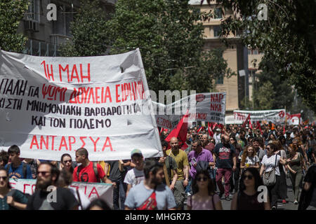 01 maggio 2018, Grecia, Atene: ai partecipanti del 01 maggio dimostrazione portando bandiere rosse e banner come essi marzo al parlamento greco. I sindacati avevano chiamato per la dimostrazione. Foto: Baltagiannis Socrates/dpa Foto Stock