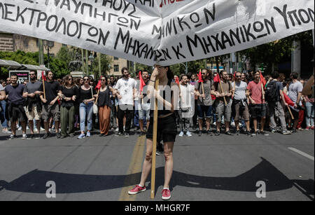 01 maggio 2018, Grecia, Atene: ai partecipanti del 01 maggio dimostrazione portando bandiere rosse e gridando paroles. I sindacati avevano chiamato per la dimostrazione. Foto: Baltagiannis Socrates/dpa Foto Stock