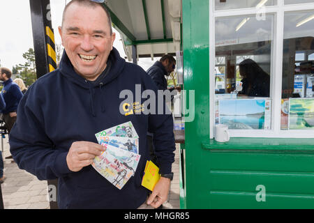 Windermere Regno Unito 1 Maggio Aprile 2018 Cumbria Lago di Windermere famiglia da Londra ottenere dato libero Lago di sterline che spendono su local crociera sul Lago Adela Urbina,Csaba Soos, & 3 anno vecchio Abergale . Il Lake District Pound (LD£) è la regione della nuova moneta locale . . Solo le aziende locali possono accettare la LD£, così avrete la certezza di sostenere le nostre comunità.moneta annuale, nuovi progetti annualmente. pay,& è possibile y. Ogni LD£ si raccolgono aiuta a supportare le aziende locali, e il fondo della comunità locale e progetti di conservazione attraverso il lavoro di Cumbria Fondazione Comunitaria Credit:Gordon Shoosmith/Alamy Live News Foto Stock