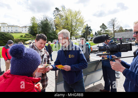 Windermere Regno Unito 1 Maggio Aprile 2018 Cumbria Lago di Windermere famiglia da Londra ottenere dato libero Lago di sterline che spendono su local crociera sul Lago Adela Urbina,Csaba Soos, & 3 anno vecchio Abergale . Il Lake District Pound (LD£) è la regione della nuova moneta locale . . Solo le aziende locali possono accettare la LD£, così avrete la certezza di sostenere le nostre comunità.moneta annuale, nuovi progetti annualmente. pay,& è possibile y. Ogni LD£ si raccolgono aiuta a supportare le aziende locali, e il fondo della comunità locale e progetti di conservazione attraverso il lavoro di Cumbria Fondazione Comunitaria Credit:Gordon Shoosmith/Alamy Live News Foto Stock