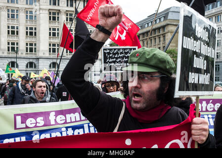 1 maggio manifestazione di Bruxelles, Belgio su 01.05.2018 circa mille manifestazioni hanno marciato per le strade della capitale belga per mostrare il supporto con la classe operaia di tutto il mondo da Wiktor Dabkowski | Utilizzo di tutto il mondo Foto Stock