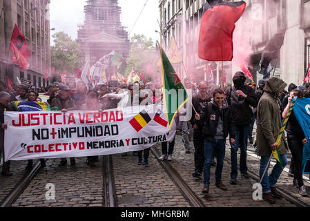 1 maggio manifestazione di Bruxelles, Belgio su 01.05.2018 circa mille manifestazioni hanno marciato per le strade della capitale belga per mostrare il supporto con la classe operaia di tutto il mondo da Wiktor Dabkowski | Utilizzo di tutto il mondo Foto Stock