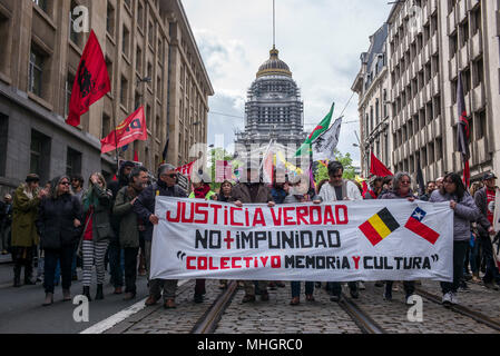 1 maggio manifestazione di Bruxelles, Belgio su 01.05.2018 circa mille manifestazioni hanno marciato per le strade della capitale belga per mostrare il supporto con la classe operaia di tutto il mondo da Wiktor Dabkowski | Utilizzo di tutto il mondo Foto Stock