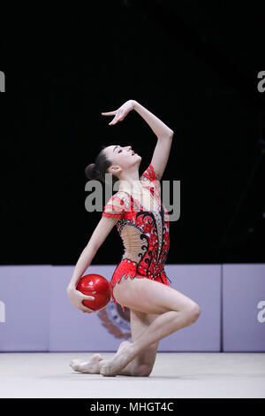 Kuala Lumpur, Malesia. Il 1 maggio, 2018. Alina Adilkhanova del Kazakistan compete durante il Senior singoli tutto attorno alla fase finale a 2018 ginnastica ritmica campionato asiatico di Kuala Lumpur in Malesia, il 1 maggio 2018. Credito: Zhu Wei/Xinhua/Alamy Live News Foto Stock