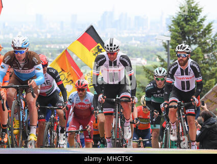 01 maggio 2018, Germania, Königstein-Mammolshain: Simon Geschke (R) del team La Ragnatela Solare ciclismo di montagna Mammolshain durante la corsa di ciclismo Eschborn-Frankfurt. Foto: Arne Dedert/dpa Foto Stock