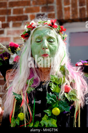 Glastonbury,UK. Il 1 maggio 2018. Pagani e altri celebranti del festival di Beltane raccogliere nelle strade di Glastonbury il primo giorno del mese di maggio 2018. Il festival ha pre radici cristiane e accoglie in estate. ©JMF News / Alamy Live News Foto Stock