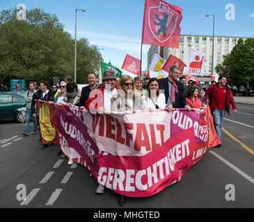 01 maggio 2018, Germania Berlino: Irene Schulz (C), membro del comitato esecutivo della IG Metall e a Berlino il senatore per l'istruzione, Sandra Scheeres del Partito socialdemocratico (SPD), wallk passato un sito in costruzione come essi conducono il corteo di protesta dei sindacati. In occasione della festa del lavoro, i sindacati tedeschi (DGB) stanno dimostrando sotto il motto "solidarietà, la diversità e la giustizia." Foto: Bernd von Jutrczenka/dpa Foto Stock