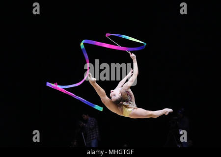 Kuala Lumpur, Malesia. Il 1 maggio, 2018. Sabina Tashkenbaeva dell Uzbekistan compete durante il Senior singoli tutto attorno alla fase finale a 2018 ginnastica ritmica campionato asiatico di Kuala Lumpur in Malesia, il 1 maggio 2018. Credito: Zhu Wei/Xinhua/Alamy Live News Foto Stock