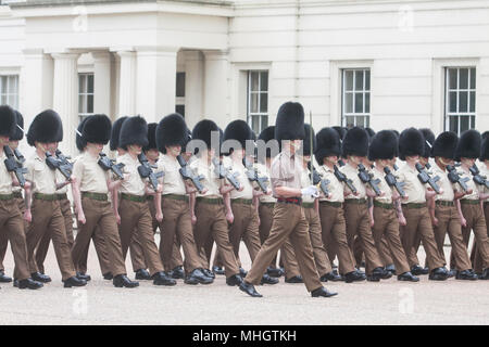 Londra REGNO UNITO. Il 1 maggio 2018. Membri delle guardie scozzesi reggimento della Divisione Casa ripassando a Wellington caserma per Trooping la parata di colori per marcare la regina Elisabetta compleanno ufficiale il 16 giugno. Le guardie scozzesi sono state formate nel 1642 da Archibald, primo marchese di Argyll sugli ordini del re Carlo I Foto Stock