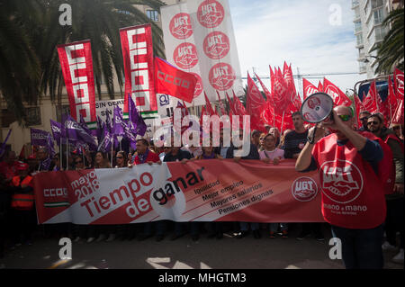 Malaga, Spagna. Il 1 maggio 2018. Le persone prendono parte a una dimostrazione durante il giorno di maggio rally o la Giornata del Lavoro a Malaga. Credito: SOPA Immagini limitata/Alamy Live News Foto Stock