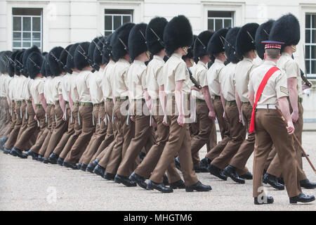 Londra REGNO UNITO. Il 1 maggio 2018. Membri delle guardie scozzesi reggimento della Divisione Casa ripassando a Wellington caserma per Trooping la parata di colori per marcare la regina Elisabetta compleanno ufficiale il 16 giugno. Le guardie scozzesi sono state formate nel 1642 da Archibald, primo marchese di Argyll sugli ordini del re Carlo I Foto Stock