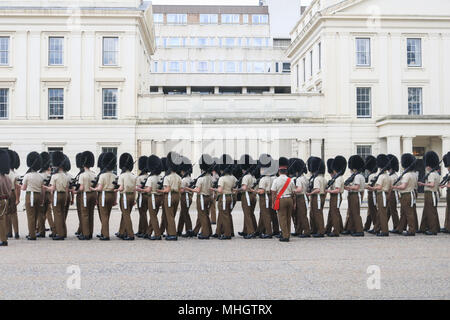 Londra REGNO UNITO. Il 1 maggio 2018. Membri delle guardie scozzesi reggimento della Divisione Casa ripassando a Wellington caserma per Trooping la parata di colori per marcare la regina Elisabetta compleanno ufficiale il 16 giugno. Le guardie scozzesi sono state formate nel 1642 da Archibald, primo marchese di Argyll sugli ordini del re Carlo I Foto Stock