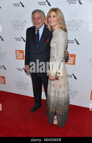 Tony Bennett e Susan Crow assiste il quarantacinquesimo Chaplin Award Gala a Alice Tully Hall, Lincoln Center il 30 aprile 2018 a New York City. Foto Stock