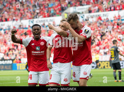 Il giubilo MZ dopo il traguardo a 2: 0, da sinistra a destra Ridle BAKU (MZ), portiere Alexandru MAXIM (MZ), Alexander hack (MZ), il calcio 1. Bundesliga, 32. Giornata, FSV FSV FSV Mainz 05 (MZ) - RB Leipzig (L), il Apr 29, 1820 in Mainz/Germania. | Utilizzo di tutto il mondo Foto Stock